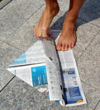 Fußgymnastik mit Zeitungspapier