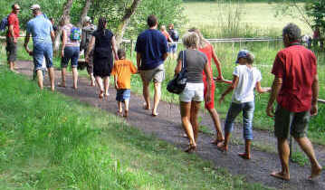 Besuchergruppe im Barfußpark Dornstetten